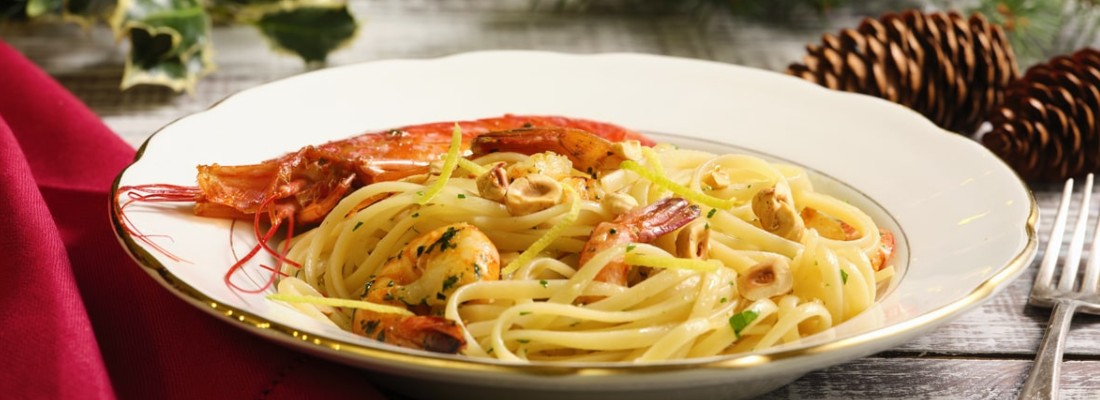 Linguine, shrimps, limonolio and hazelnuts